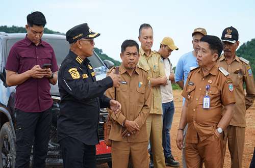 Bupati Kotabaru bersama jajaran pejabat meninjau langsung lokasi lahan pengembangan kawasan baru di Pulau Laut Kepulauan.