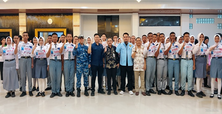 Peserta seleksi Pasukan Pengibar Bendera Pusaka (Paskibraka) Kabupaten Kotabaru Tahun 2026 berfoto bersama Kepala Badan Kesbangpol (Johanuddin) dan jajaran panitia usai pengumuman hasil Pantuhir di Gedung Paris Barantai, Kotabaru, Kamis (16/4/2026). Sebanyak 42 peserta dinyatakan lolos sebagai pasukan inti, sementara 6 lainnya sebagai cadangan.
