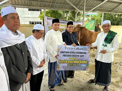 Penyerahan bantuan sapi kurban Presiden Republik Indonesia di Masjid Jami Baitul Abrar Kotabaru pada Hari Raya Iduladha 1447 Hijriah.