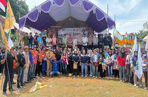 Ratusan buruh dan pejabat daerah berfoto bersama pada peringatan Hari Buruh Internasional (May Day) di Kotabaru.