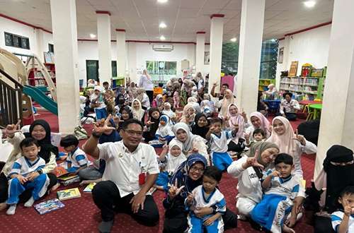 Peserta didik PAUD dan TK mengikuti kegiatan literasi dan edukasi di Ruang Baca Anak Dispersip Kotabaru bersama tenaga pendidik dan petugas perpustakaan.
