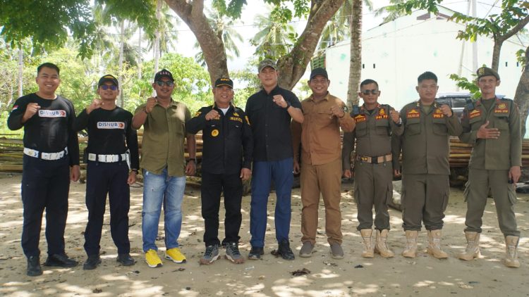 Bupati Kotabaru Muhammad Rusli bersama jajaran meninjau pembangunan jalan lingkar di Pulaulaut Selatan