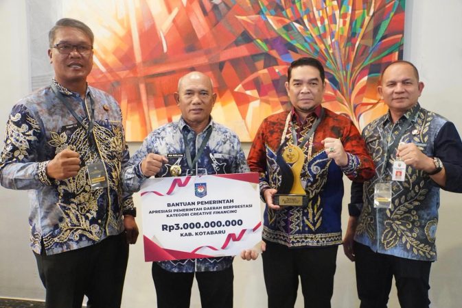 Bupati Kotabaru menerima penghargaan Creative Financing 2026 disertai bantuan Rp3 miliar bersama jajaran di Balikpapan.