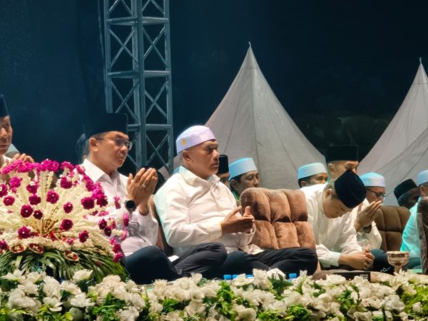 Bupati Kotabaru Muhammad Rusli menghadiri haul dan tabligh akbar di Masjid Agung Al-Falah Tanah Bumbu bersama para tokoh agama dan pejabat daerah.