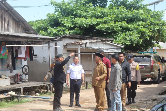 Bupati Kotabaru Muhammad Rusli meninjau kondisi infrastruktur dan akses jalan di Desa Wisata Teluk Tamiang bersama jajaran pemerintah daerah.
