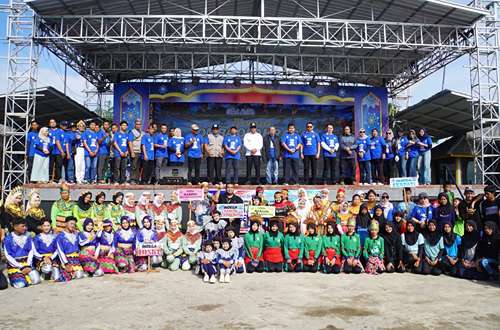 Wakil Bupati Kotabaru bersama peserta dan panitia berfoto bersama usai pembukaan lomba olahraga tradisional di Siring Laut Kotabaru.