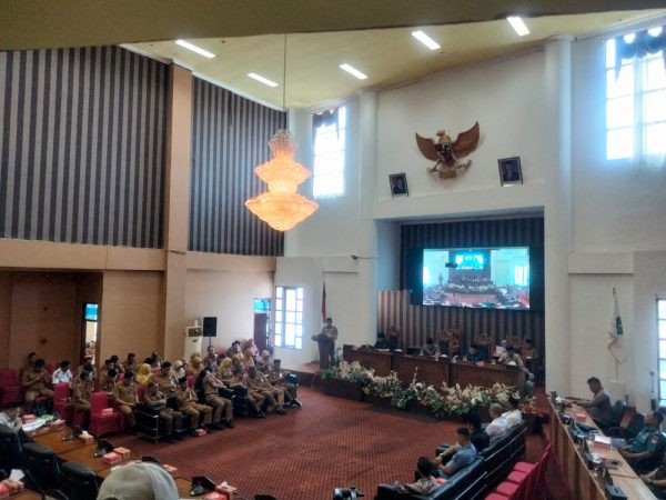 Suasana rapat paripurna di gedung DPRD dengan dihadiri jajaran pemerintah daerah, anggota dewan, dan unsur terkait.