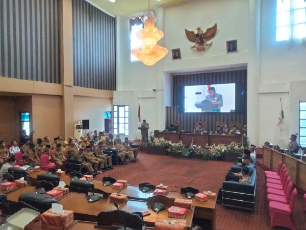 Suasana rapat paripurna DPRD Tanah Bumbu yang dihadiri anggota dewan, pemerintah daerah, dan Forkopimda di ruang sidang utama.