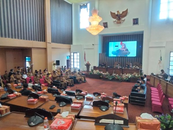 Suasana Rapat Paripurna DPRD Tanah Bumbu saat Fraksi PDI Perjuangan menyampaikan pemandangan umum terhadap Raperda Penyelenggaraan Perizinan Berusaha Berbasis Risiko di ruang sidang utama.