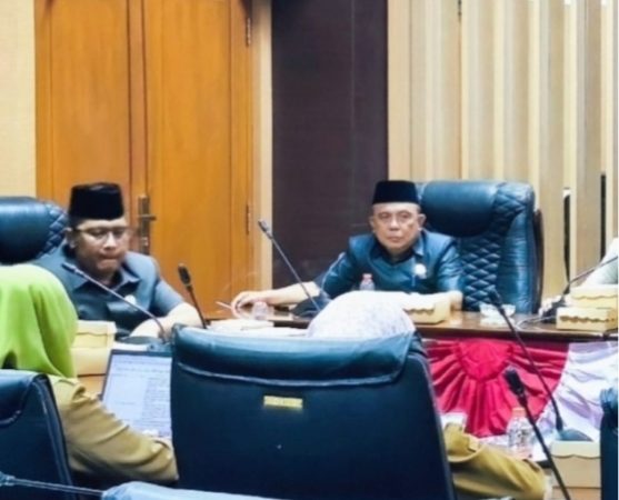 Ketua Badan Kehormatan DPRD Tanah Bumbu, Abdul Rahim, memimpin rapat bersama anggota dewan di ruang rapat DPRD Tanah Bumbu.