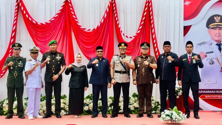 Wakil Bupati Kotabaru bersama unsur Forkopimda dan pejabat daerah berfoto bersama usai upacara peringatan Hari Kebangkitan Nasional dan HUT Proklamasi ALRI Divisi IV Pertahanan Kalimantan.