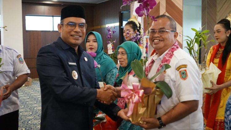 Wakil Bupati Kotabaru Syairi Mukhlis berjabat tangan dengan Tim Penilai PK2D Provinsi Kalimantan Selatan dalam kegiatan verifikasi program peningkatan kualitas keluarga di Aula Bamega Kotabaru.