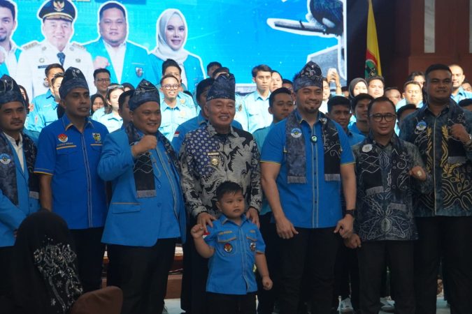 Ketua KNPI Kalsel Andi Rustianto bersama Gubernur Kalsel H. Muhidin dan pengurus KNPI usai pelantikan di Gedung Mahligai Banjarmasin.