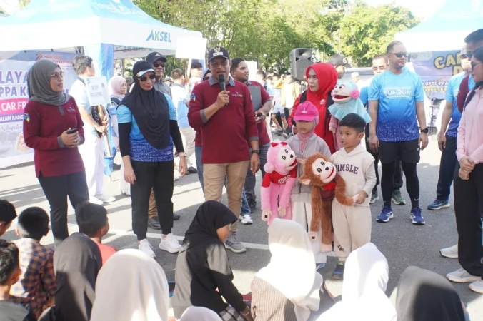 Wakil Bupati Kotabaru Syairi Mukhlis memberikan sambutan saat kegiatan SIAGA UPTD PPA di kawasan Car Free Day Kotabaru bersama anak-anak dan masyarakat.