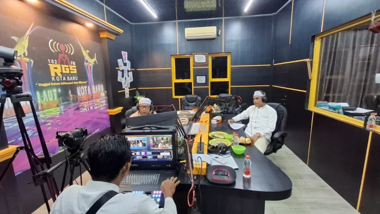 Wakil Bupati Kotabaru Syairi Mukhlis mengikuti siaran langsung Live Info Haji bersama Radio Gema Saijaan (RGS) Kotabaru menjelang Hari Raya Iduladha 1447 Hijriah.