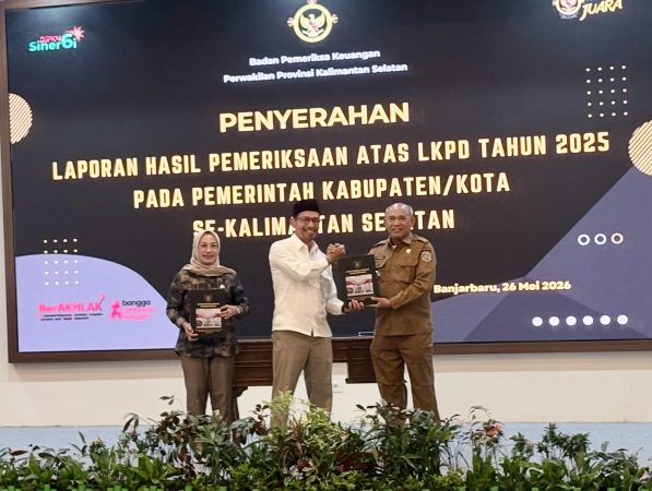 Bupati Kotabaru H. Muhammad Rusli bersama Ketua DPRD Hj. Suwanti menerima LHP LKPD Tahun 2025 dari BPK RI Kalimantan Selatan di Banjarbaru.