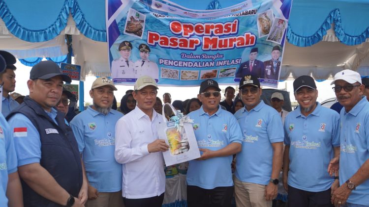 Wakil Menteri Koordinator Bidang Pangan RI Hanif Faisol Nurofiq meninjau Operasi Pasar Murah dalam rangka pengendalian inflasi pada peringatan Hari Jadi ke-76 Kabupaten Kotabaru.