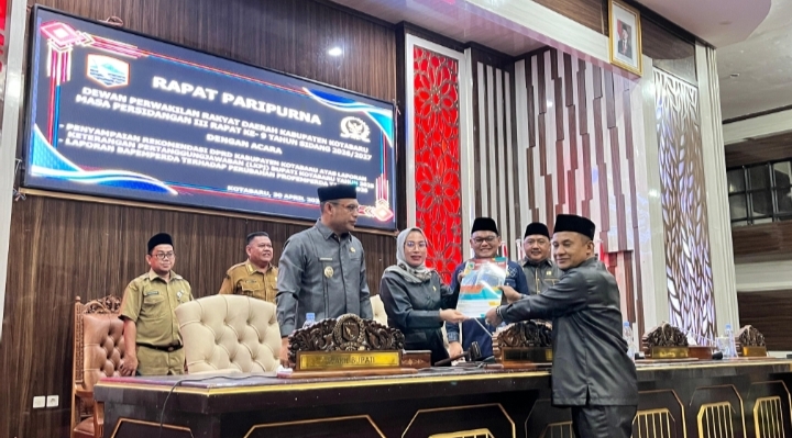 Pimpinan DPRD Kotabaru menyerahkan dokumen rekomendasi LKPj kepada perwakilan pemerintah daerah dalam rapat paripurna.