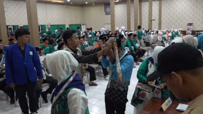 Jamaah calon haji asal Kotabaru menjalani proses registrasi dan pemeriksaan di Asrama Haji Embarkasi Banjarmasin.