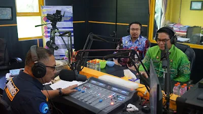 Sekretaris Daerah Kotabaru H. Eka Saprudin didampingi Kepala Diskominfo Gusti Abdul Wakhid mengikuti dialog interaktif Live Info Haji bersama jamaah haji Kotabaru di Madinah melalui Radio Gema Saijaan.