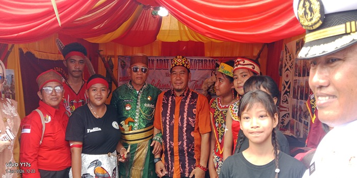 Bupati Kotabaru, H. Rusli, S.Sos. (mengenakan pakaian adat berwarna hijau di tengah), bersama Ketua Dewan Adat Dayak (DAD) Kotabaru, M. Yani (mengenakan kemeja berwarna oranye), dan para anggota DAD Kotabaru mengabadikan momen bersama saat peninjauan stan pameran.