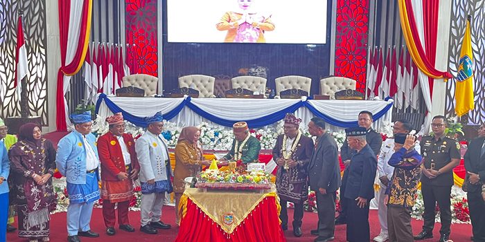 melakukan pemotongan tumpeng pada Rapat Paripurna DPRD dalam rangka Hari Jadi Kabupaten Kotabaru ke-76 di Ruang Sidang DPRD Kotabaru, Senin (1/6/2026). Prosesi tersebut menjadi simbol rasa syukur atas perjalanan pembangunan daerah sekaligus harapan untuk kemajuan Kabupaten Kotabaru di masa mendatang.