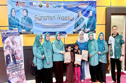 Ketua TP PKK Kabupaten Kotabaru Suci Anisa Rusli bersama peserta sunatan massal gratis dan tenaga kesehatan dalam rangka Hari Jadi ke-76 Kabupaten Kotabaru.