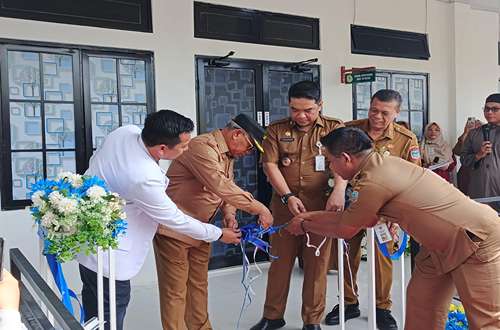 Bupati Kotabaru H. Muhammad Rusli meresmikan ruang pelayanan kemoterapi baru di RSUD Pangeran Jaya Sumitra dengan pemotongan pita, didampingi jajaran pejabat pemerintah daerah dan tenaga kesehatan.