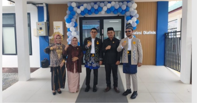 Sejumlah pejabat dan tokoh daerah berfoto bersama di depan Gedung Dialisis RSUD dr. Andi Abdurrahman Noor usai peresmian fasilitas layanan kesehatan baru di Kabupaten Tanah Bumbu.
