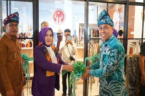 Peresmian sebuah galeri atau ruang pameran ditandai dengan pengguntingan pita hijau oleh seorang pejabat yang mengenakan pakaian adat bernuansa biru, disaksikan sejumlah tamu undangan.