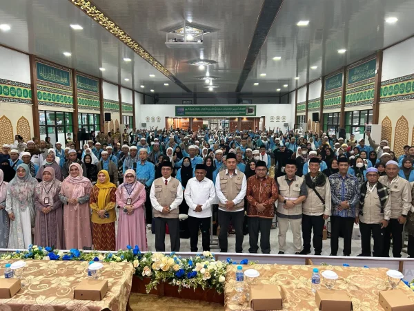 Jamaah haji Kloter 013 BDJ asal Kabupaten Kotabaru dan Tanah Bumbu berfoto bersama usai tiba di Asrama Haji Banjarbaru setelah menunaikan ibadah haji.