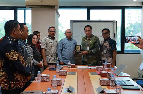 Bupati Kotabaru Muhammad Rusli bersama Wakil Bupati Syairi Mukhlis dan jajaran Pemkab Kotabaru melakukan audiensi dengan Direktorat Jenderal Bina Pembangunan Daerah Kemendagri RI di Jakarta.