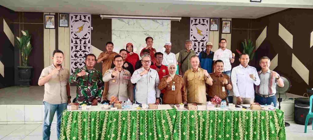 Camat Kelumpang Hilir Fasilitasi Mediasi Sengketa Lahan Warga Desa Serongga dengan PT SKIP 4 1002378704 11zon