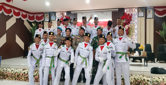 32 Pelajar Dikukuhkan Jadi Paskibraka Kelumpang Hilir, Camat Pimpin Langsung Prosesi 1 1002428710 11zon