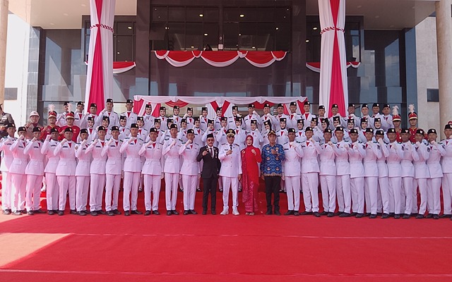 Tiga Pelajar di Balik Khidmatnya Pengibaran Merah Putih di Kotabaru 2 1002435267 11zon