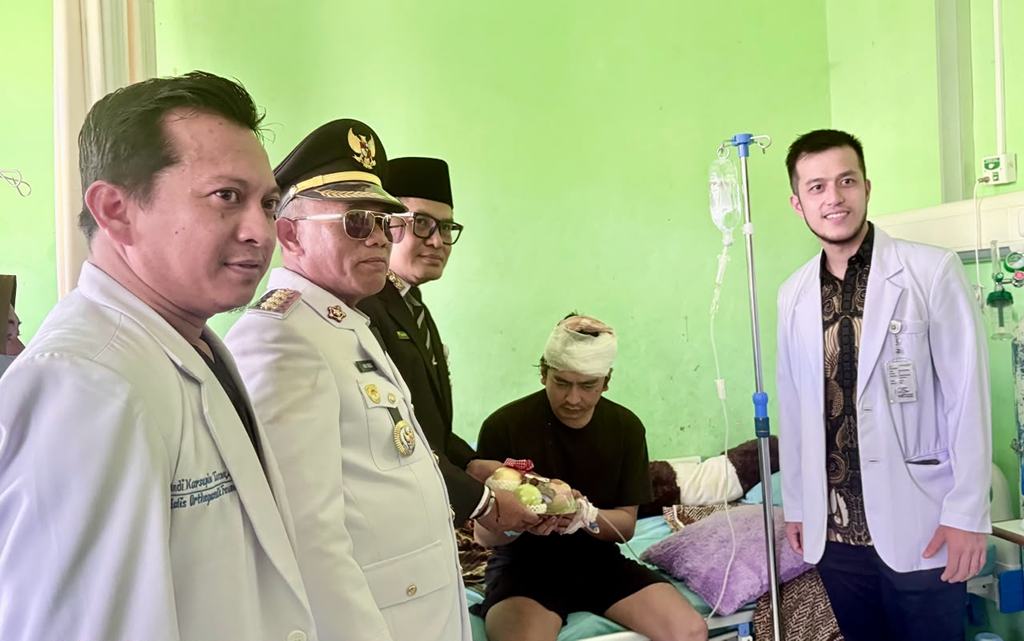 Bupati dan Wakil Bupati Kotabaru Anjangsana HUT RI ke-81 ke RSUD PJS 2 1002436940 11zon