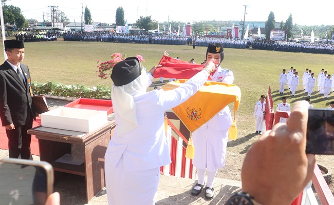 Camat Kelumpang Hilir Pimpin Upacara HUT ke-81 RI di Tegalrejo: Wujud Nyata Kebinekaan dan Semangat Patriotisme 1 1002438522 11zon