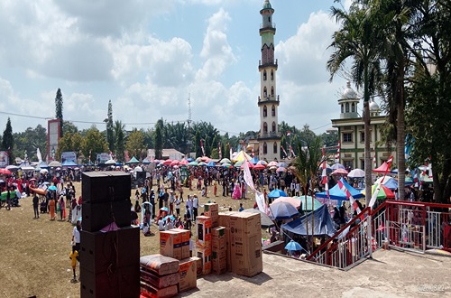 Karnaval HUT RI ke-81 Kelumpang Hilir Meriah, Aksi Pelajar Bersihkan Sampah Curi Perhatian 8 1002458679 11zon
