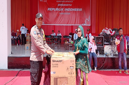 Karnaval HUT RI ke-81 Kelumpang Hilir Meriah, Aksi Pelajar Bersihkan Sampah Curi Perhatian 6 1002458985 11zon