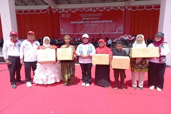 Karnaval HUT RI ke-81 Kelumpang Hilir Meriah, Aksi Pelajar Bersihkan Sampah Curi Perhatian 9 1002460151 11zon
