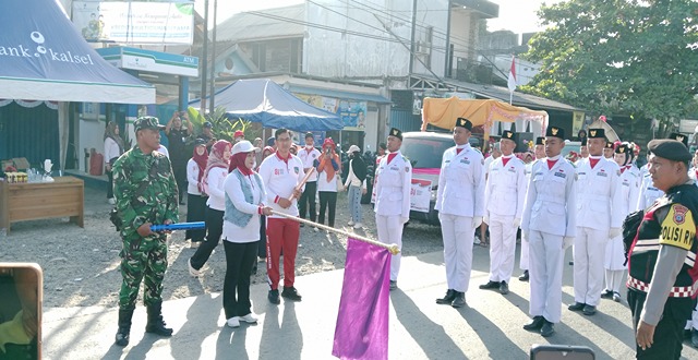 Karnaval HUT RI ke-81 Kelumpang Hilir Meriah, Aksi Pelajar Bersihkan Sampah Curi Perhatian 1 1002460223 11zon