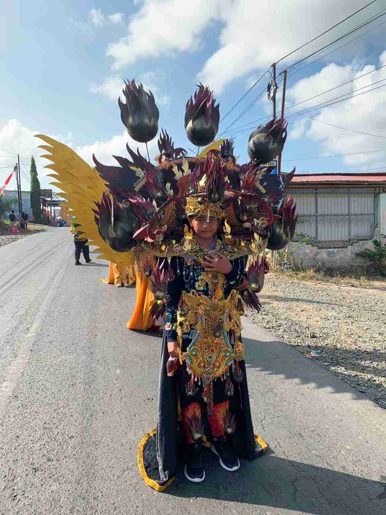 Karnaval HUT RI ke-81 Kelumpang Hilir Meriah, Aksi Pelajar Bersihkan Sampah Curi Perhatian 2 1002460224 11zon