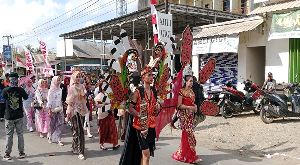 Unjuk Kreativitas Maskot dan Busana Daur Ulang Semarakkan Karnaval Kelumpang Hilir 1 1002460369 11zon 1