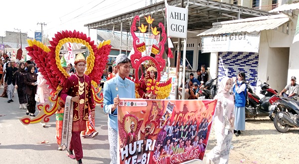 Unjuk Kreativitas Maskot dan Busana Daur Ulang Semarakkan Karnaval Kelumpang Hilir 2 1002460370 11zon 1