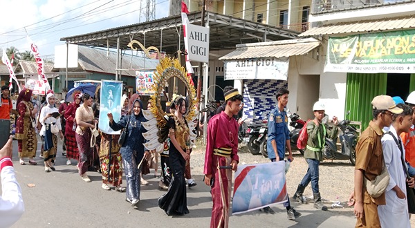 Unjuk Kreativitas Maskot dan Busana Daur Ulang Semarakkan Karnaval Kelumpang Hilir 5 1002460371 11zon 1