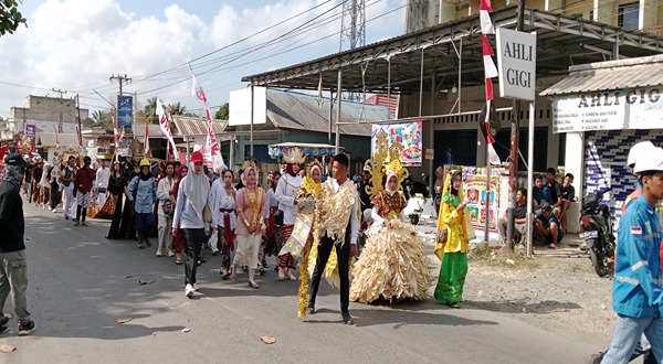 Unjuk Kreativitas Maskot dan Busana Daur Ulang Semarakkan Karnaval Kelumpang Hilir 3 1002460372 11zon 1