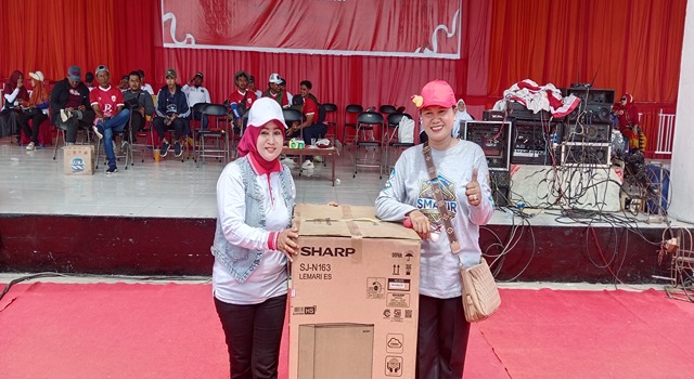 Karnaval HUT RI ke-81 Kelumpang Hilir Meriah, Aksi Pelajar Bersihkan Sampah Curi Perhatian 5 1002460626 11zon