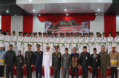 42 anggota Paskibraka Kabupaten Kotabaru 2026 berfoto bersama pejabat daerah usai pengukuhan.