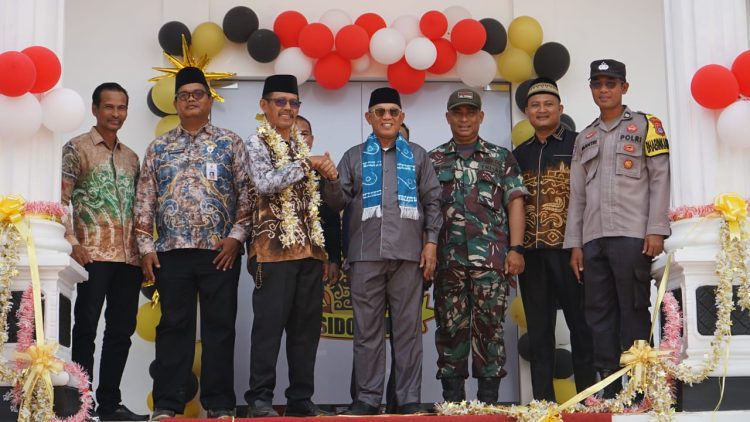 Bupati Kotabaru bersama jajaran pemerintah daerah dan unsur Forkopimda berfoto bersama saat peresmian Kantor Desa Sidomulyo.