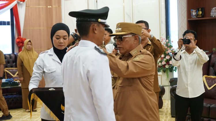 Bupati Kotabaru melantik Kepala Desa Antar Waktu Sungai Pinang dalam prosesi pengambilan sumpah jabatan.